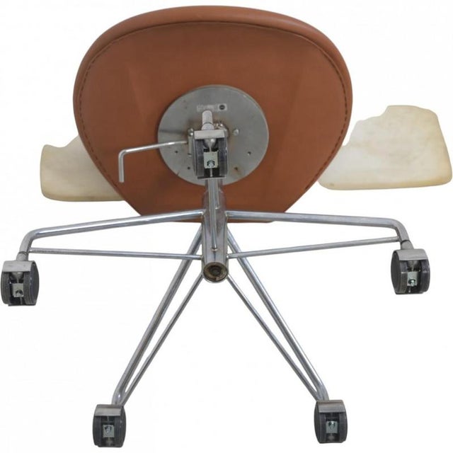 Model 3117 Office Chair in Cognac Leather by Arne Jacobsen, 1984 For Sale - Image 11 of 13