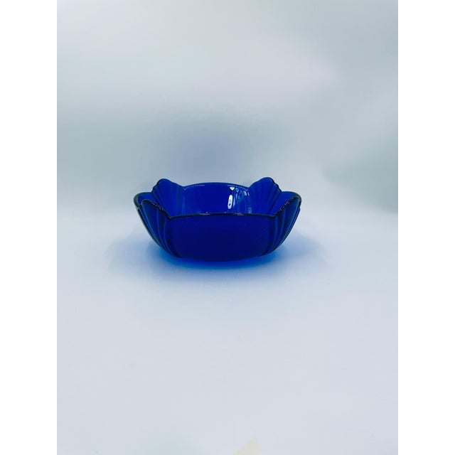 A bowl by the Italian manufacturer Fidenza Vetraria from the 1970s/1980s, crafted from high-quality, thick, pressed glass....