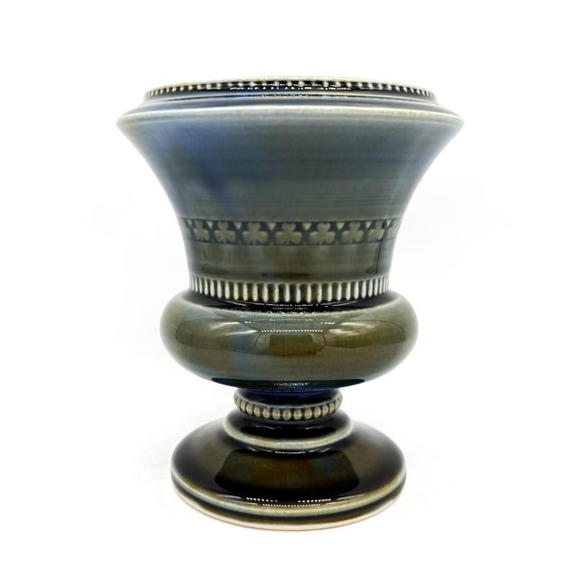 1950s Wade Pottery Ireland Blue Pedestal Shamrock Vase, Irish Porcelain Urn - Neoclassical / Traditional / English Country For Sale - Image 9 of 15