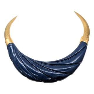 Vintage 1980s Signed Monet Goldtone Navy Blue Resin Molded Collar Necklace For Sale