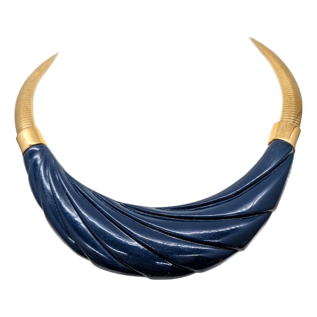Vintage 1980s Signed Monet Goldtone Navy Blue Resin Molded Collar Necklace For Sale