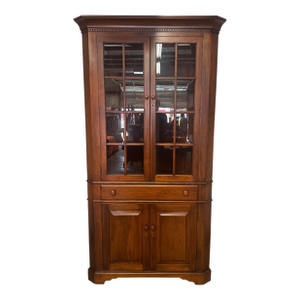 Vintage Traditional American Style Mahogany Corner / Display Cabinet