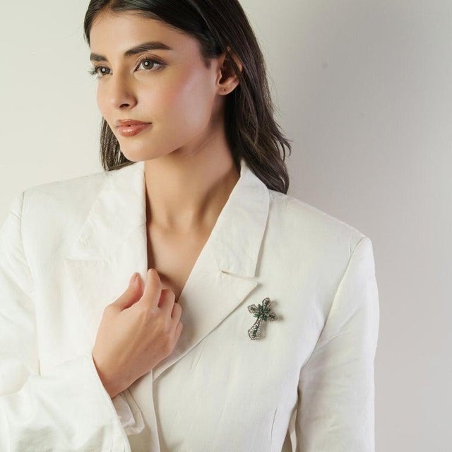 Art Deco-Inspired Emerald Diamond Cross Brooch Cum Pendant- Best for Gifting For Sale - Image 4 of 14