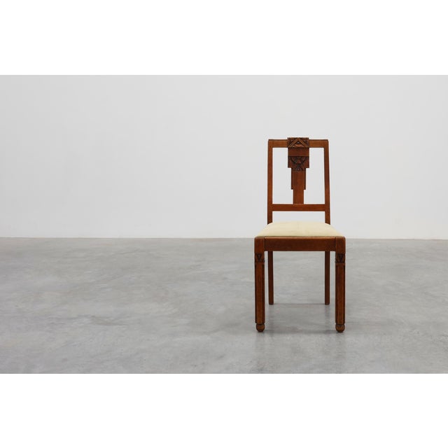An exceptional example of Dutch Amsterdamse School design, this oak side chair from the 1920s captures the architectural...