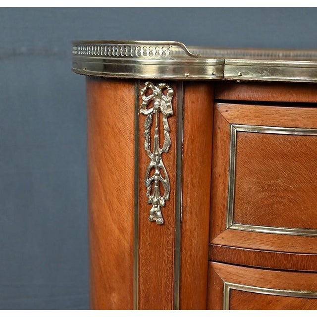 Wood Small Early 20th Century Transition Kidney-Shaped Mahogany Commode For Sale - Image 7 of 18