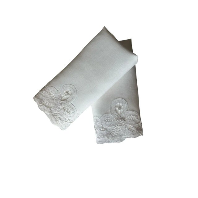 Vintage Soft White Linen Guest Towels with Filet and Needle Lace Fingertip Towels, Classic European Trousseau Linen - a Pair For Sale - Image 9 of 9