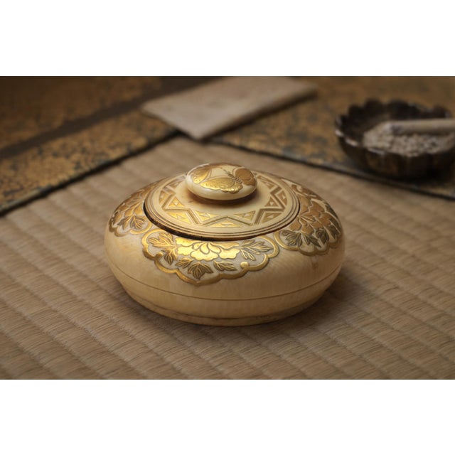 Japanese Japanese Meiji Period Carved Ivory Kōgō Incense Box With Gilt Butterflies, С1880 For Sale - Image 3 of 8