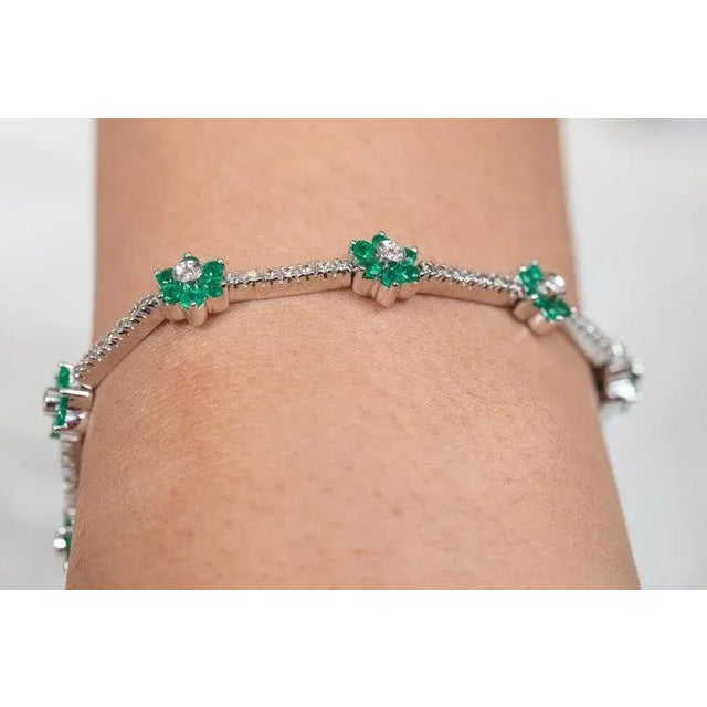 Metal Real Diamond and Emerald 12.87 CTS Flower Bracelet by VRJewels For Sale - Image 7 of 14