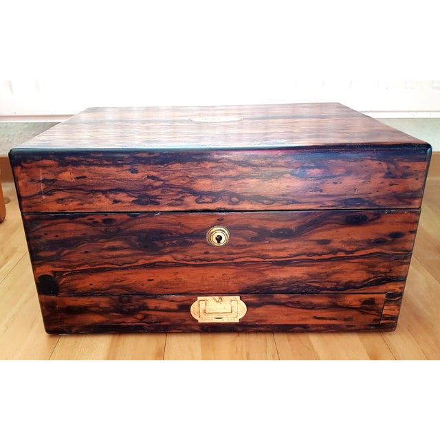 Antique Victorian Ladies Vanity Rosewood Case, in Very Good conditions. Designed 1890 to 1919