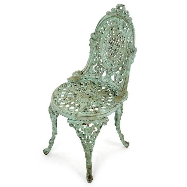 These patinated cast iron garden chairs, with a height of 88 cm, a width of 42 cm and a depth of 50 cm, combine solidity,...