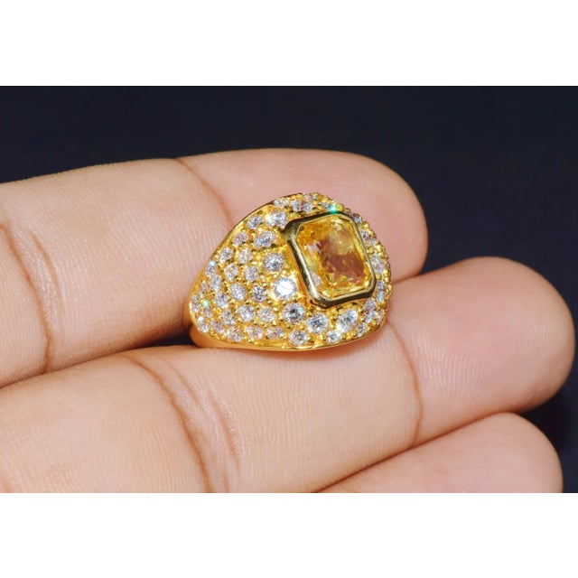 GIA Natural 5.7Cts VS Diamond Unheated Yellow Sapphire 18K Gold Bombay Dome Ring, size 6.5 For Sale - Image 4 of 9