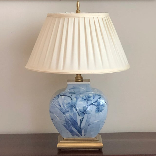 Offering an exquisite late 20th-century chinoiserie porcelain table lamp by Wildwood. This gorgeous lamp features a...