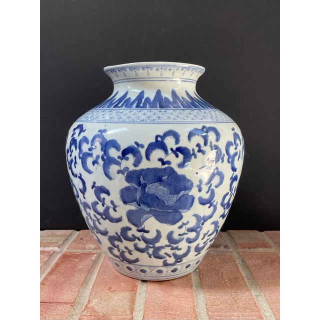 Vintage Chinese Blue & White Porcelain Jar / Vase For Sale In Chicago - Image 6 of 10