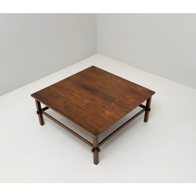 Tavolo basso modello 740 di Gianfranco Frattini per Cassina in legno e laminato con piano reversibile, degli anni ‘60. I...