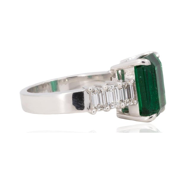 Contemporary Late 20th Century 18k Emerald Ring, Size 5 For Sale - Image 3 of 4