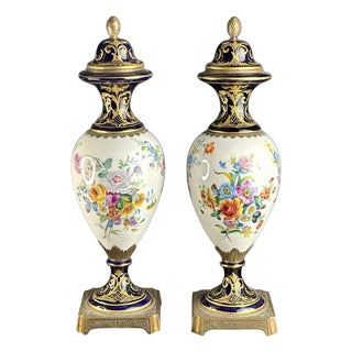 French Lidded Porcelain Vases with Hand-Painted Floral Bouquets and Gilding in the style of Sèvres, 1900s, Set of 2 For Sale