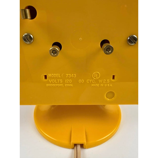 Mid 20th Century General Electric Tulip Base Yellow Electric Desk Clock MCM For Sale - Image 9 of 12