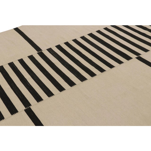 Rug & Kilim’s Contemporary Kilim in Cream and Black Tones For Sale In New York - Image 6 of 8