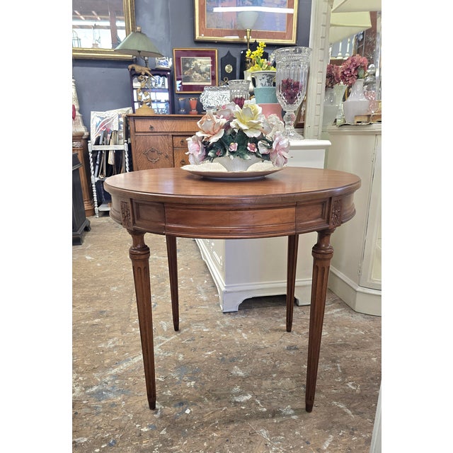Vintage Henredon style round side table. Nice tapered legs., single working drawer. Solid wood with beautiful grains...