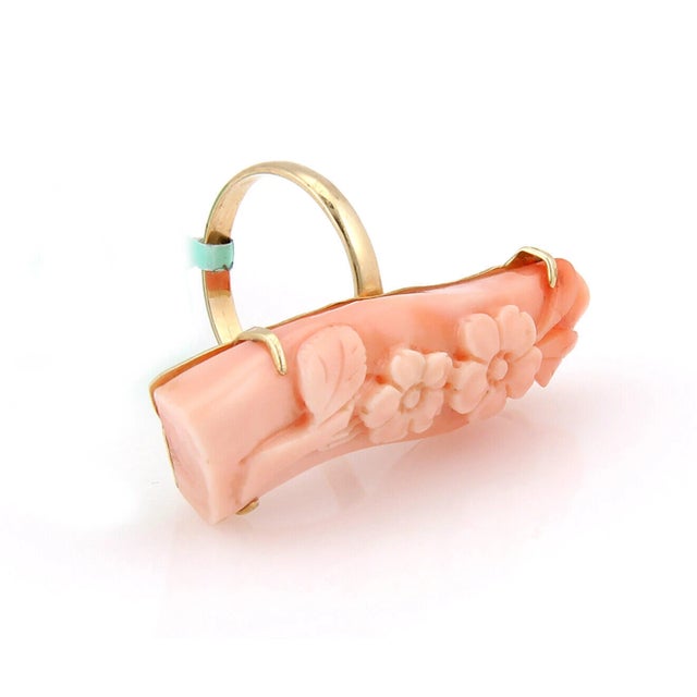 This product is a beautiful 14k yellow gold bar ring with a size 7. The design features a long coral curved floral...