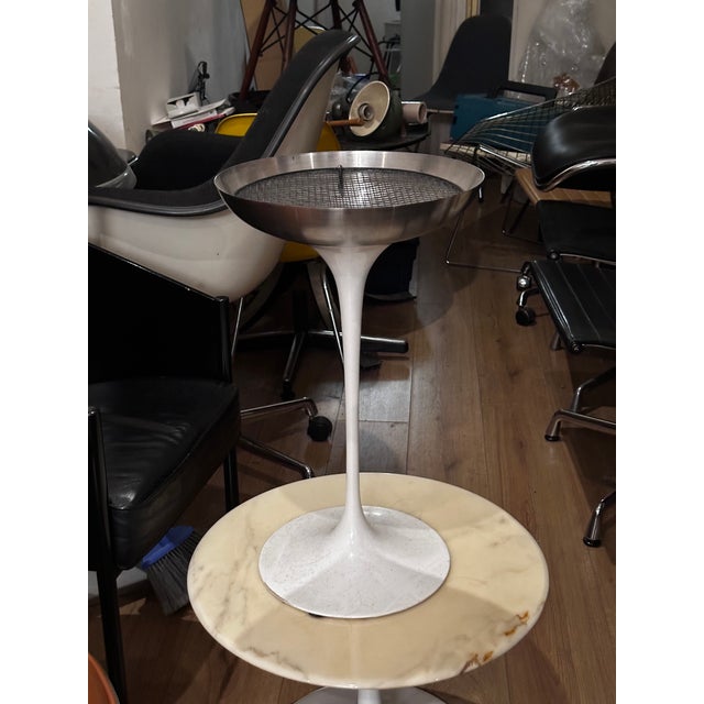 Rare Saarinen ashtray produced by Knoll in the 1970s. Good overall condition. Signature present. This piece has an...