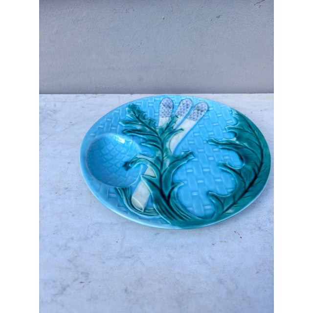 Majolica asparagus plate signed Clairefontaine, circa 1880. Diameter / 9.5 inches.