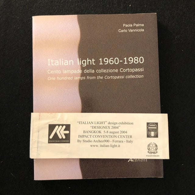 The structure is composed of two elements in white lacquered fibreglass, each 208 cm high by 50, joined by two articulated...