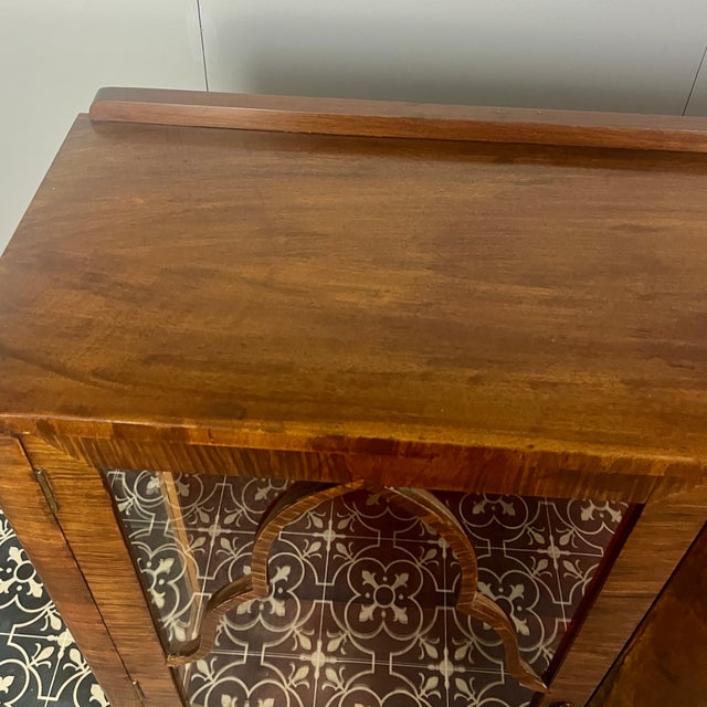 This beautiful piece is a 1930s English Art Deco cocktail cabinet, characterised by its figured walnut veneers and...