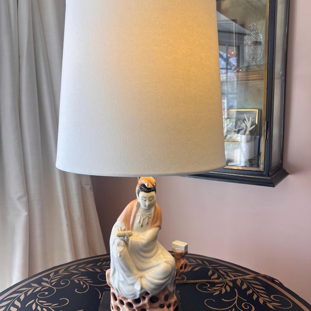 Wood 1940s Guanyin porcelain accent lamp on wooden base // vintage goddess lamp // chinoiserie lamp // designer lighting // table lamp // For Sale - Image 7 of 17