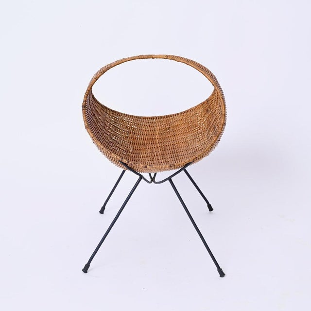 Magazine Rack in Wicker and Black Enameled Iron from Campo & Graffi, Italy, 1950s For Sale - Image 6 of 17