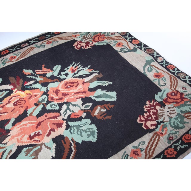 Vintage Anatolian Floral Kilim With Central Bouquet – Handwoven Wool Flatweave Kilim Rug -5' 8'' X 8' 2'' For Sale - Image 10 of 12
