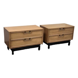 Vintage American of Martinsville Blonde Walnut Nightstands, Pair For Sale