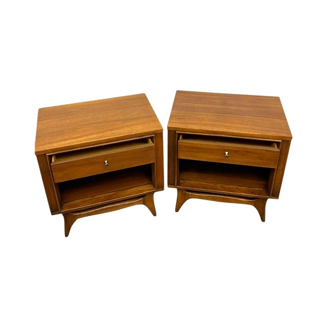 Turquoise Vintage Mid Century Modern Walnut Nightstands With Sculpted Stretcher Base and Faux Turquoise Handle Inlay- Pair. For Sale - Image 8 of 9