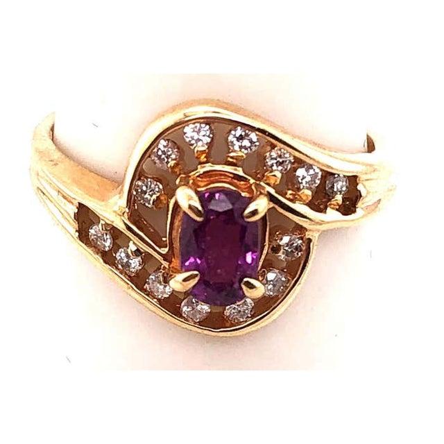 2010s 14 Karat Yellow Gold Purple Peridot Ring With Round Diamond Accents 0.14 TDW, Size 7.5 For Sale - Image 5 of 10