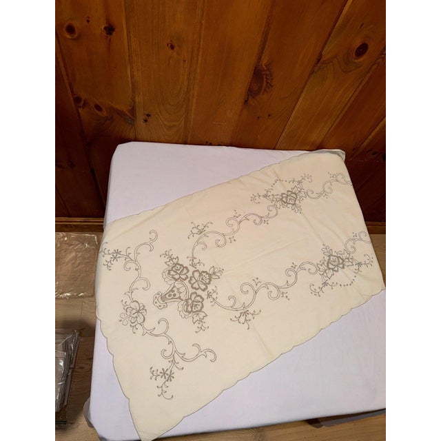 1970s Embroidered Fabric Dinner Napkins (2 Sets of 12 Beige) & 6 White Napkins - 30pcs For Sale In Panama City, FL - Image 6 of 10