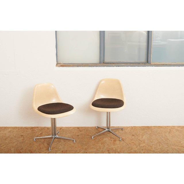 La Fonda Chair Chair Set in Chrome-Plated and Cast Aluminum Frame by Charles and Ray Eames for Vitra, 1961, Set of 2 For Sale - Image 10 of 11