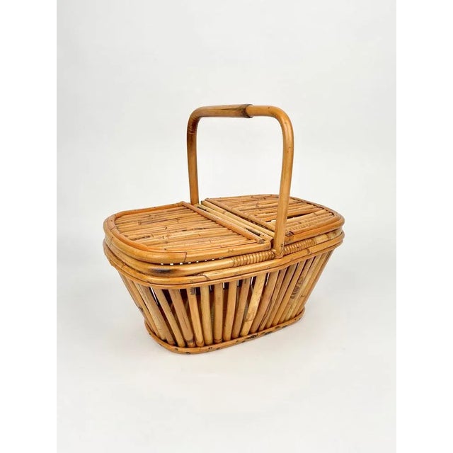 Picnic basket in bamboo and rattan with handle. Made in Italy in the 1960s.