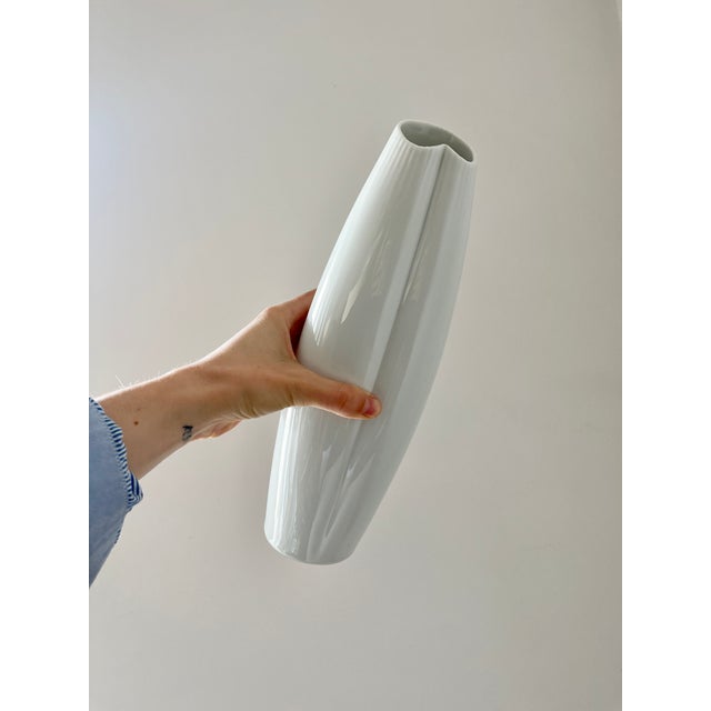 Vintage White Ceramic Model 2737 Vase by Tapio Wirkkala for Rosenthal Studio Line, 1950s For Sale - Image 10 of 11