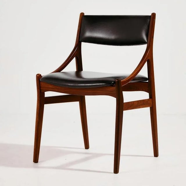 Rosewood dining chair from the 1960s designed by Vestervig Eriksen for Brdr. Tromborg. The chair has sculptural details...