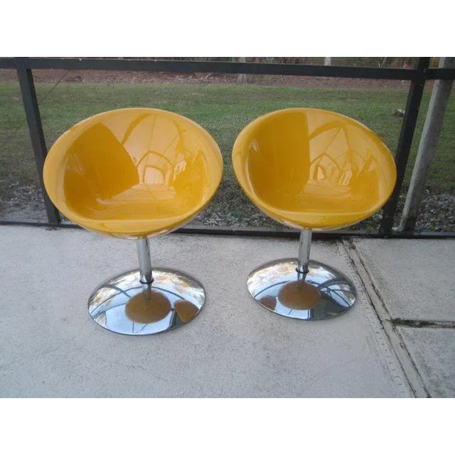 This vintage Space Age half egg chair is a must-have for any antique collector. Made in the 1970s, this chair boasts a...