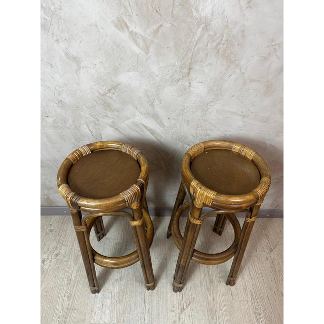 Charming vintage bar in natural rattan with matching stools, dating from the 1960s. This piece captivates with its elegant...