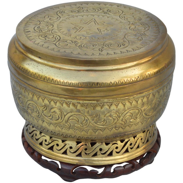 American Early 20th Century Hand-Engraved Moorish-Patterned Brass Box on Wooden Stand For Sale - Image 3 of 8