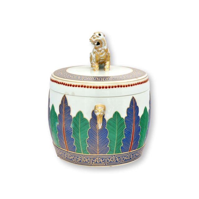 Traditional Large Mottahedeh Charleston Feather Foo Dog Jar For Sale - Image 3 of 7