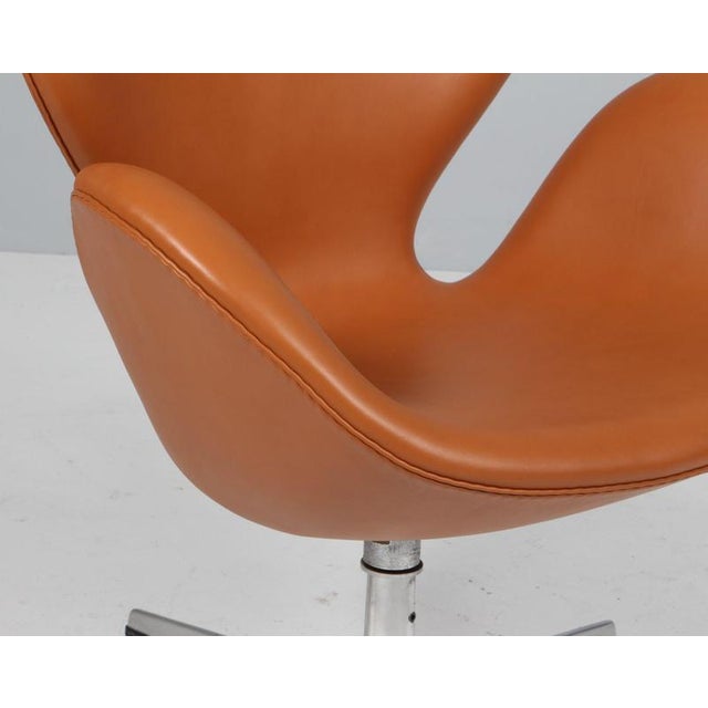 Swan Swivel Chair attributed to Arne Jacobsen for Fritz Hansen, Denmark, 1960s For Sale - Image 3 of 8
