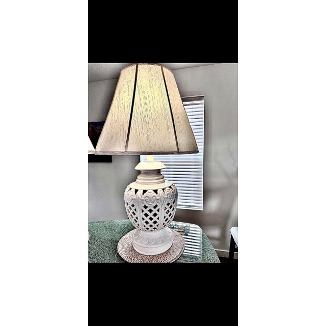 Hollywood Regency 1950s Hollywood Regency Large Glazed White Ceramic Lamps (Pair) For Sale - Image 3 of 3