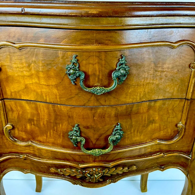 Wood 1970s Vintage French Provincial Hollywood Regency Walnut & Burl Wood Side Table or Night Stand For Sale - Image 7 of 17