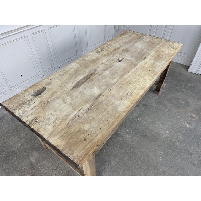 A true gem: this antique butcher's table, crafted from walnut and cherry wood in the 1880s! Its raw, authentic charm makes...