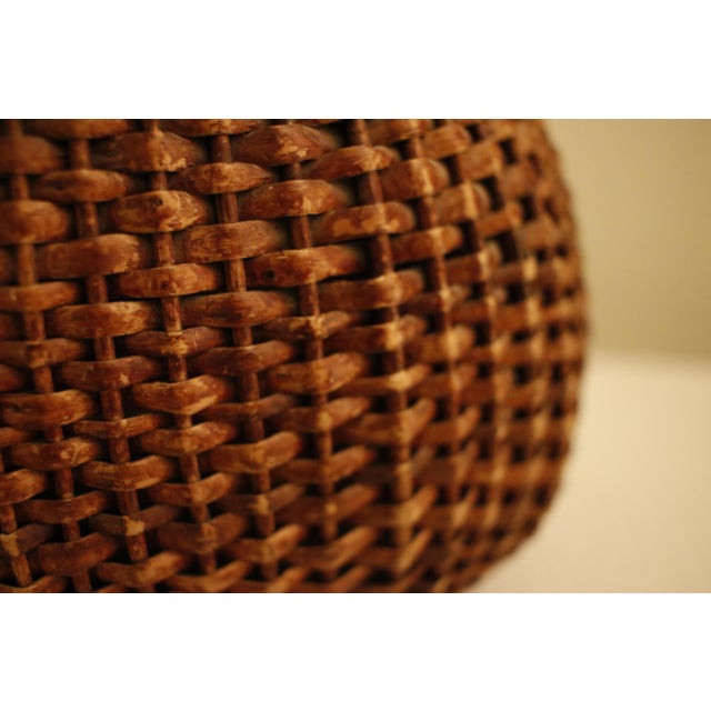 Early 20th Century Antique Amish Kavli Hand-Woven Wicker Lidded Storage Basket For Sale - Image 9 of 16