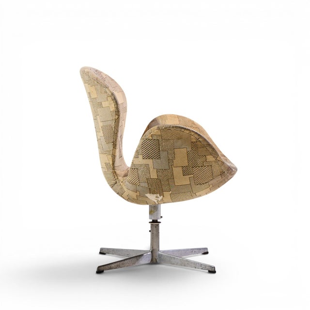 Arne Jacobsen for Fritz Hansen Mid Century Swan Chairs - Set of 4 For Sale - Image 11 of 12