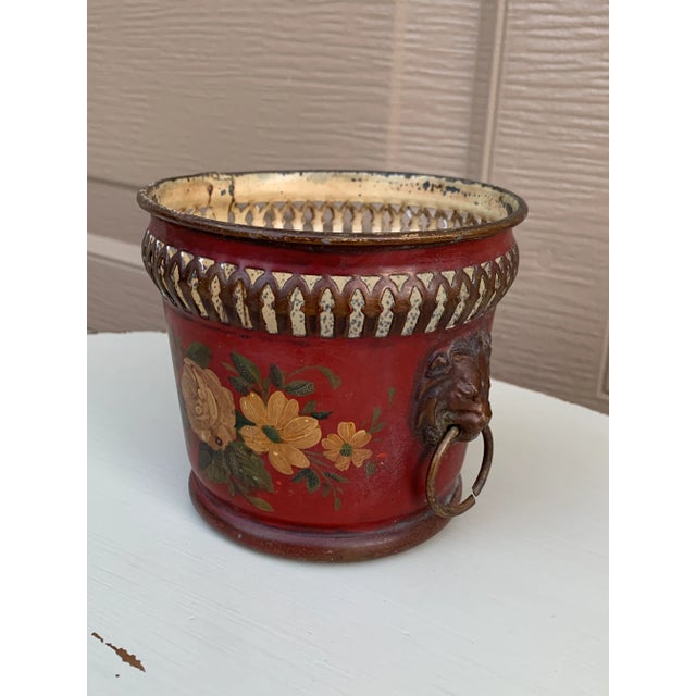 French Provincial French Red & Gold Tole Cachepot With Lion Head Handles and Pierced Gallery Rim For Sale - Image 3 of 10